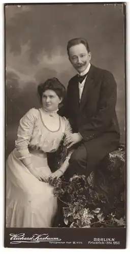 Fotografie Richard Kasbaum, Berlin, junges Paar im hellen Kleid und im Anzug mit Moustache