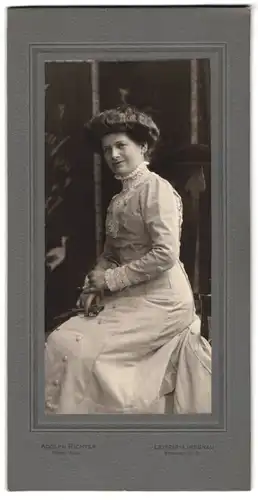 Fotografie Adolph Richter, Leipzig-Lindenau, junge Dame im hellen Kleid mit Spitzenkragen und Hochsteckfrisur