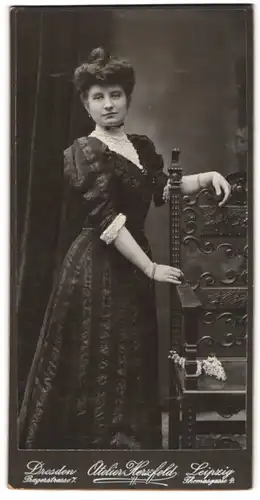Fotografie Ateleir Herzfeld, Dresden, Frau Gertrud im schwarzen gestreiften Kleid mit hochgesteckten Haaren