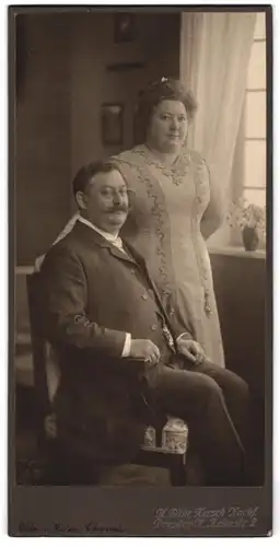 Fotografie H. Bähr, Dresden, Otto Eberwein und Frau im Anzug und im bestickten Kleid