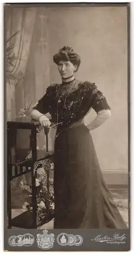 Fotografie Martin Balg, Berlin, Dame im schwarzen Kleid mit Tüll und Perlenkette, Hochsteckfrisur
