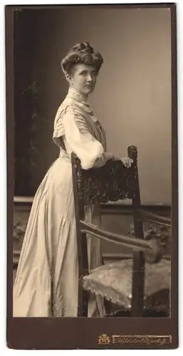 Fotografie Pieperhoff, Halle a. S., Portrait junge Dame im hoch geschlossenen Kleid mit Perlenkette