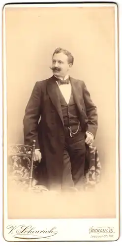 Fotografie V. Scheurich, Berlin, Herr im Anzug mit Fliege und Moustache