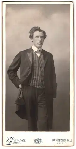 Fotografie F. Grainer, Bad Reichenhall, junger Mann im Anzug mit Fliege und Weste