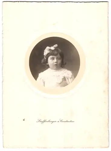 Fotografie Lauffenburger, Constantine, kleines Mädchen Gaston Vial im weissen Kleid mit Haarschleife