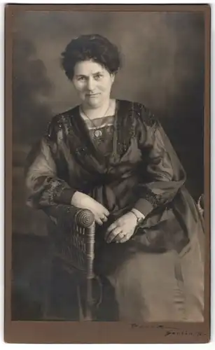 Fotografie Bosse, Berlin, ältere Dame im seidenen Kleid mit Halskette und Locken