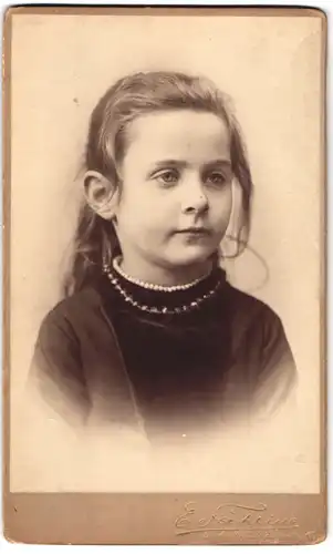 Fotografie E. Fählina, Berlin, Portrait kleines Mädchen Leni Steinbock im dunklen Kleid mit Halskette