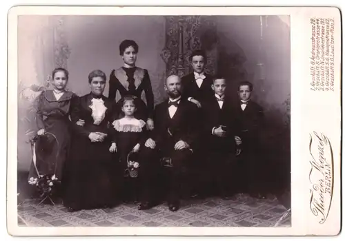 Fotografie Theodor Wenzel, Berlin, Eltern mit ihren sechs Kindern in feiner Kleidung im Atelier, Mutterglück