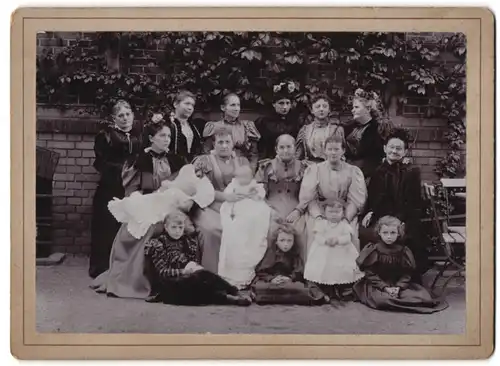 Fotografie unbekannter Fotograf und Ort, Portrait Mütter mit ihren Töchtern in feinen Kleidern, Mutterglück