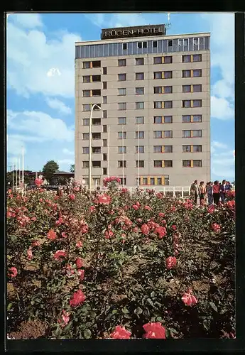 AK Sassnitz /Rügen, Blick über Rosenbeete zum Rügen-Hotel