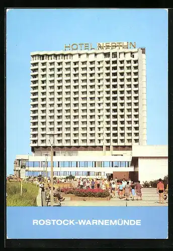 AK Rostock-Warnemünde, Hotel Neptun zur Ferienzeit