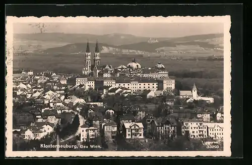 AK Klosterneuburg /Wien, Blick auf den Ort mit Kirche