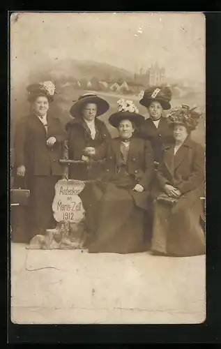 Foto-AK Mariazell, Damen mittleren Alters mit imposanten Federhüten 1912