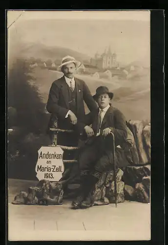 Foto-AK Mariazell, Herren in zeitgenössischen Trachten in einer Studiokulisse mit Wallfahrtskirche 1913