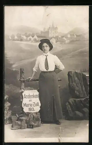 Foto-AK Mariazell, Junge Dame mit grimmigem Blick in Studiokulisse mit Pilgerkirche 1913