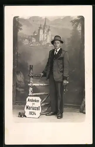 Foto-AK Mariazell, Junger Herr in einer Studiokulisse mit der Wallfahrtskirche 1934