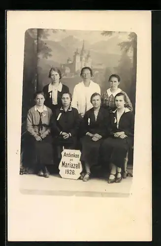 Foto-AK Mariazell, Gruppenaufnahme junger Frauen in einer Studiokulisse mit der Wallfahrtskirche 1928