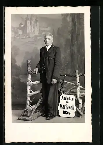 Foto-AK Mariazell, Gestandener Herr in einer Studiokulisse 1954