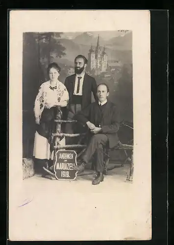 Foto-AK Mariazell, Gruppenaufnahme junger Herrschaften in einer Studiokulisse 1919