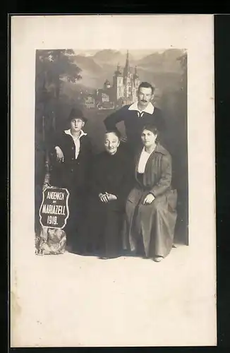 Foto-AK Mariazell, Familienaufnahme in einer Studiokulisse 1919