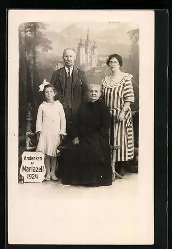 Foto-AK Mariazell, Familienaufnahme in einer Studiokulisse mit der Wallfahrtskirche 1924