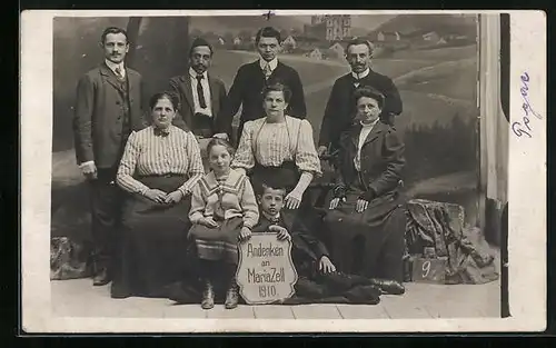 Foto-AK Mariazell, Familienaufnahme in einer Studiokulisse mit der Wallfahrtskirche