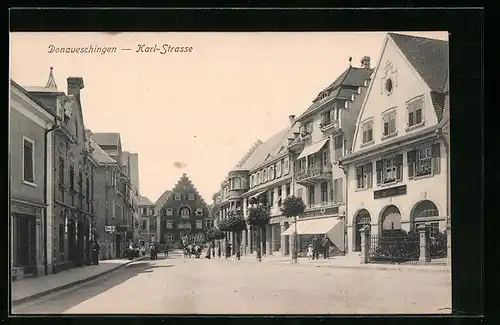 AK Donaueschingen, Passanten auf der Karl-Strasse