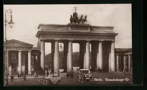 AK Berlin, Brandenburger Tor mit Automobilen