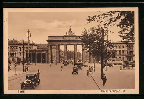 AK Berlin, Brandenburger Tor aus der Vogelschau mit Strassenverkehr