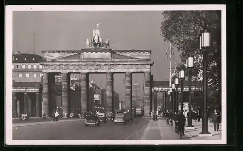 AK Berlin, Brandenburger Tor, Durchblick nach Unter den Linden