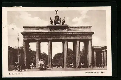 AK Berlin, Brandenburger Tor mit Autobus