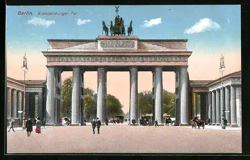 AK Berlin, Brandenburger Tor mit Passanten