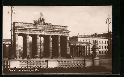 AK Berlin, Brandenburger Tor mit Steinmauer
