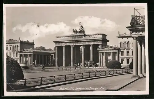 AK Berlin, Brandenburger Tor mit Seitengebäuden