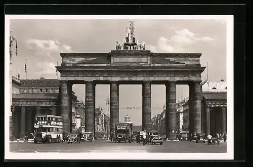 AK Berlin, Brandenburger Tor mit Autoverkehr