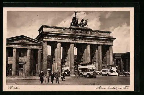 AK Berlin, Brandenburger Tor mit Spaziergängern