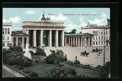 AK Berlin, Pariserplatz mit Brandenburger Tor und Springbrunnen