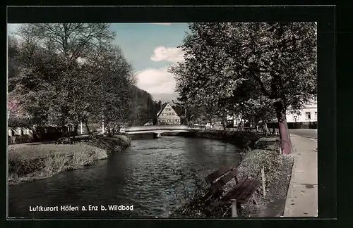 AK Höfen b. Wildbad, Blick zum Gasthof z. Sonne mit Bank