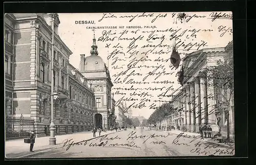 AK Dessau, Uniformierter in der Cavalierstrasse, Herzogl. Palais