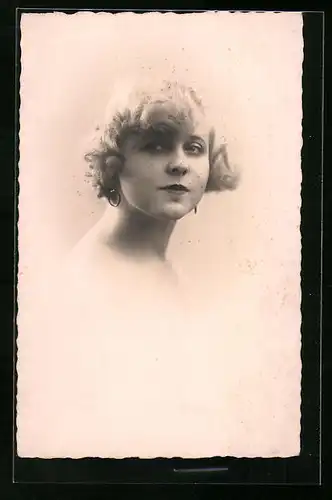 AK Portrait einer jungen Frau mit Ohrringen