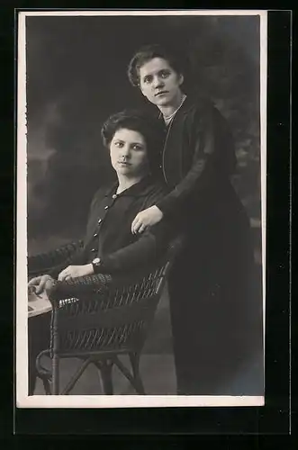 AK Zwei Frauen in dunklen Kleidern