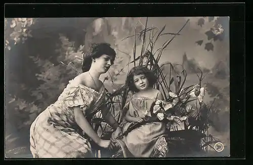 AK Mutter mit Tochter vor Studiokulisse