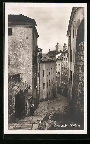 AK Linz a. D., Hofberg, Gasse mit Bewohner