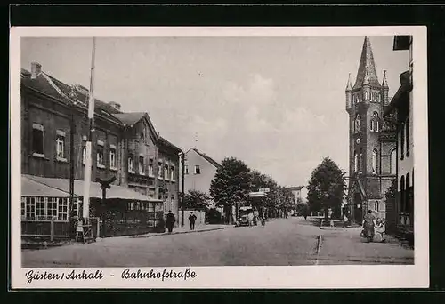 AK Güsten /Anhalt, Bahnhofstrasse mit Passanten