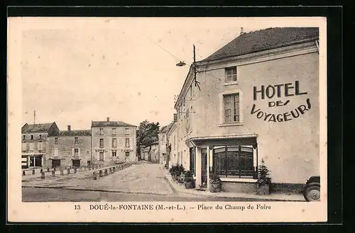 AK Doué-la-Fontaine, Place du Champ de Foire, Hotel des Voyageurs