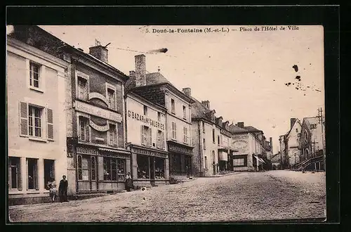 AK Doué-la-Fontaine, Place de l`Hôtel de Ville