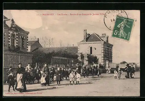AK Migennes, Les Ecoles, Sortie d'un Groupe de Jeundes Filles