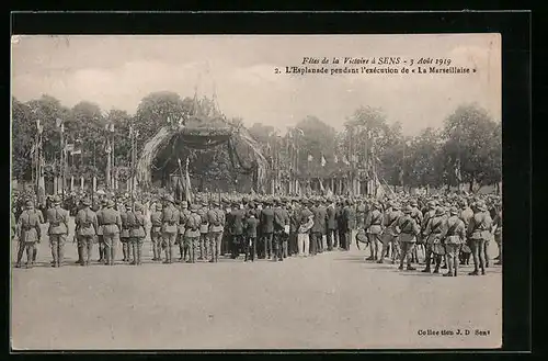 AK Sens, Fetes de la Victoire á Sens, 3 Aout 1919, L'Esplanade pendant l'exécution de La Marseillaise