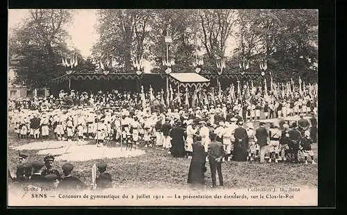 AK Sens, concourse de gymnastique du 2 Juillet 1911, La Pr'presentation des élendards, sur le Clos-le-Roi