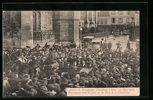 AK Sens, Arrivée de Monseigneur Chesnelong, 19 Mars 1912, Monseigneur bénit la foule sur la Place de la Cathédrale